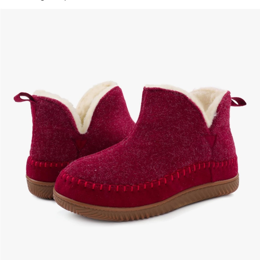 NWT Cozy Warm Red Slippers, Sherpa, Memory Foam, Rubber sole, slip on, Size 6